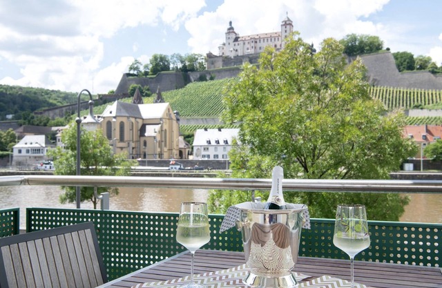 Panorama vacation apartment with fortress view