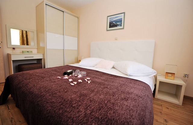 Panoramic 4* Apartment with Sauna, Gym & Pool 7