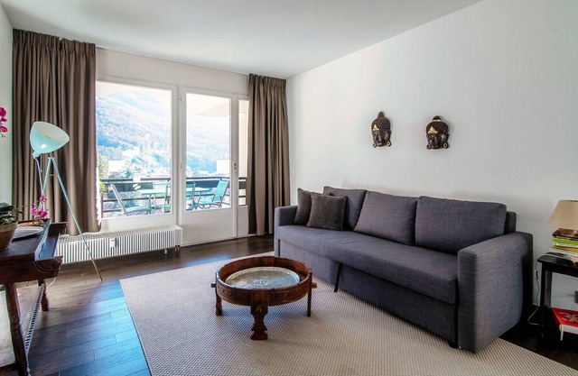 Panoramic apartment in building with pool (Cadro Panoramic)