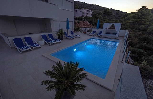 Panoramic apartment with sea view and pool