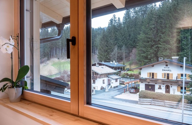 Panoramic new-build apartment; SAUNA, RAD-Ski room, elevator!