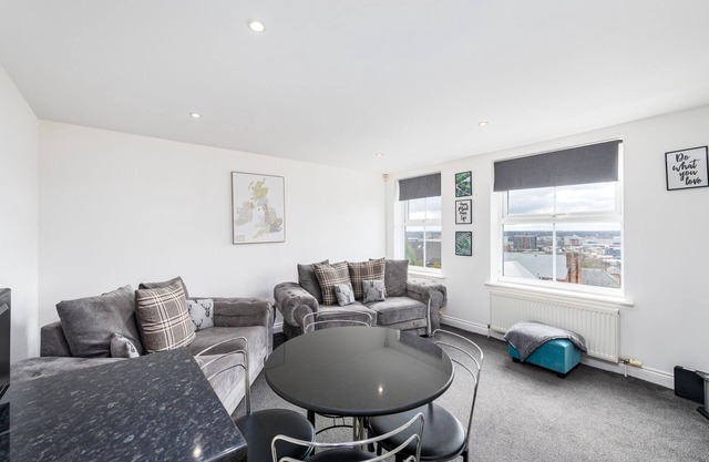 Panoramic City View 2 Bed Apartment - FREE Parking