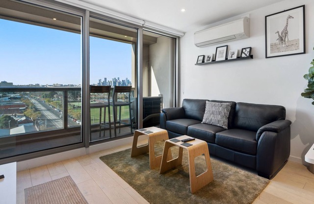 Panoramic City Views, Steps from Racecourse