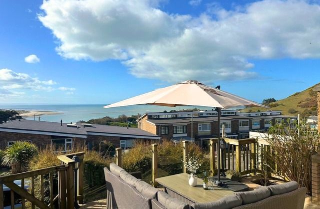 Panoramic estuary views - short walk to Aberdyfi village & its beautiful beach