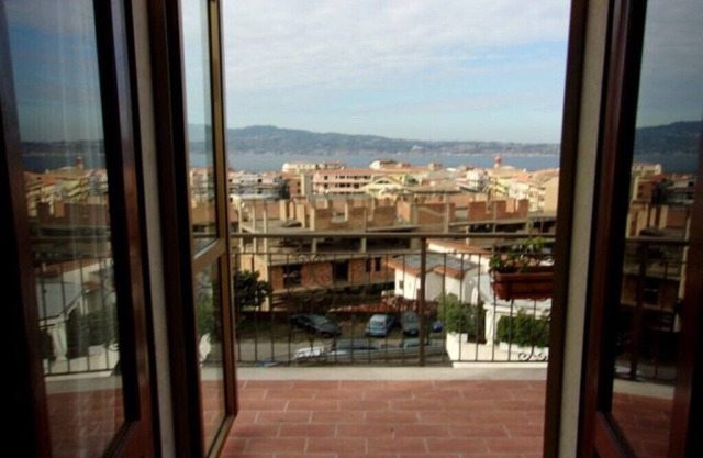 Panoramic Flora apartment with views of the Strait of Messina