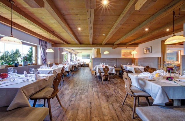 Panoramic hotel in the Dolomites, South Tyrolean specialties, sauna and whirlpool