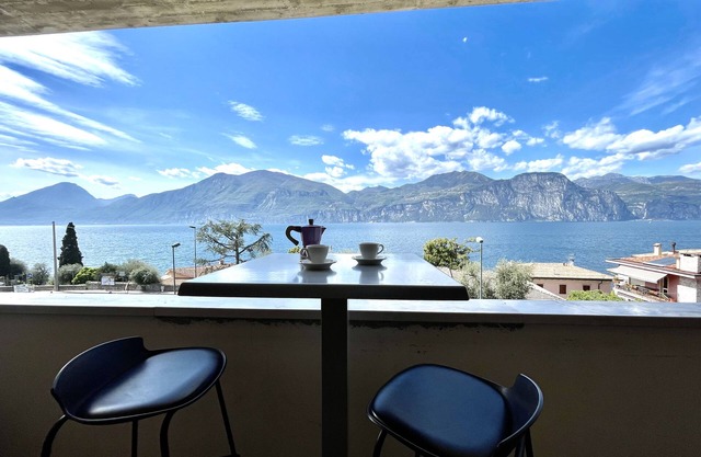 PANORAMIC HOUSE WITH LAKE VIEW