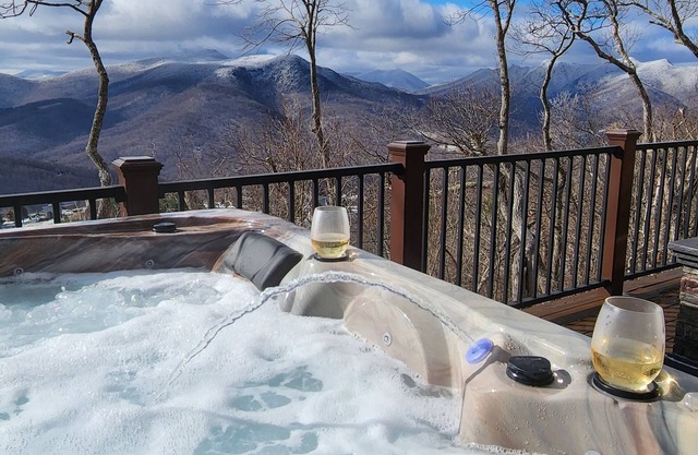 Panoramic Long Range Mountain Views on 4ac, Hot Tub, Pool Table, Arcade, Firepit