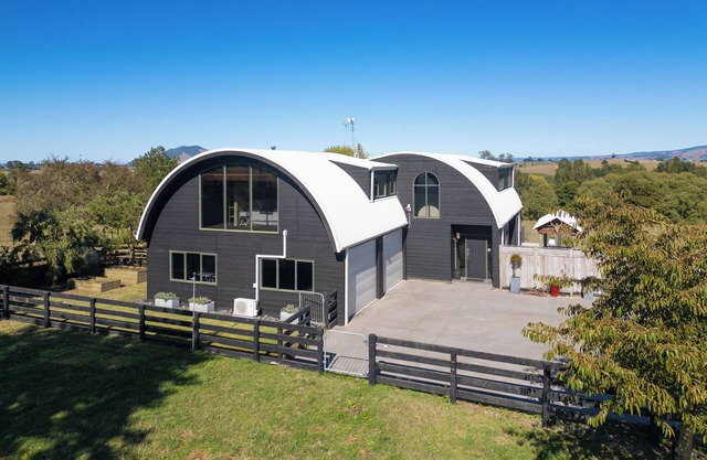 Panoramic mountain and rural views - central to key destinationsn