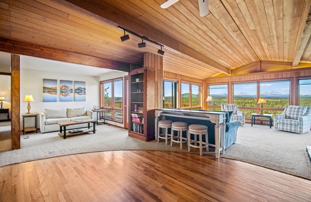 Panoramic Mountain & River Views. Home Plus 3 Master Suite Bungalows.A/C, Fireplace. W/D. Solitude.