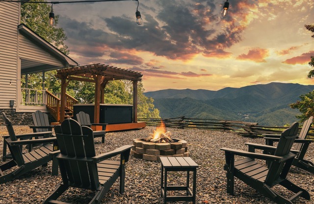 Panoramic Mountain Views w/Hot Tub & 2 King Suites! Private location on 3 acres