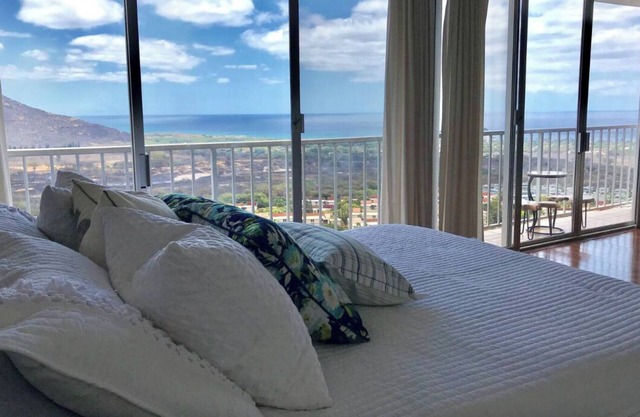Panoramic Ocean/Mountain View Apartment