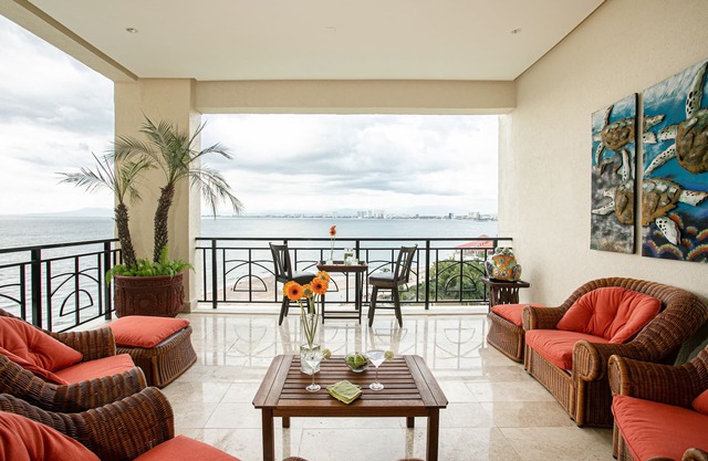 Panoramic Oceanview, Luxury Condo 3 bd, 3bath on the beach.