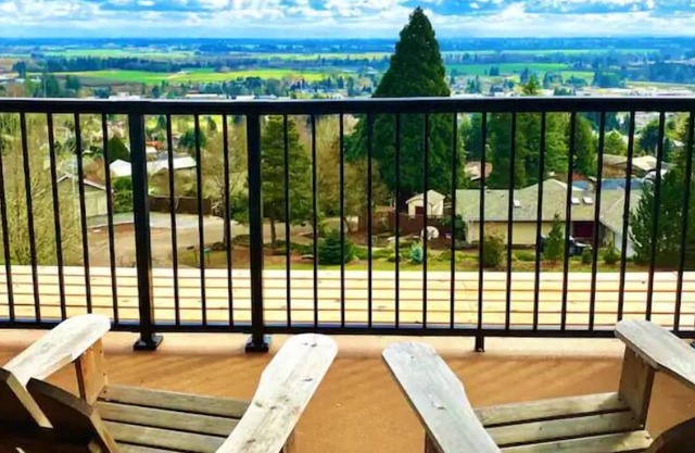 Panoramic Valley Views w. Hot Tub/covered deck