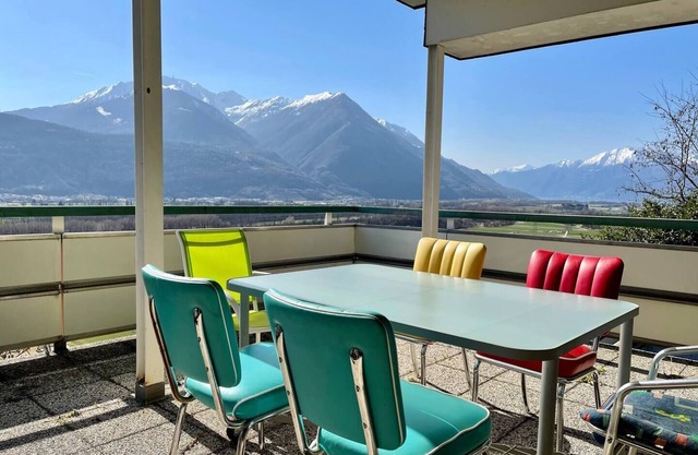 Panoramic View Bungalow w/Terrace & AC Between Locarno & Bellinzona