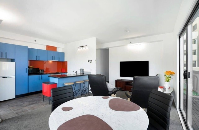 Panoramic View CBD 1 Bed Apt +OFFICE (Collins)