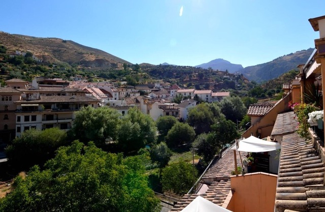 Panoramic views! At the foot of Sierra Nevada, ideal for hikers.
