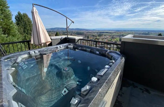 Panoramic Views, Hot tub, gas fireplace, luxurious
