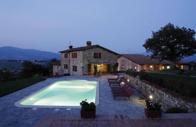 Panoramic villa located in the centre of Tuscany with heated pool