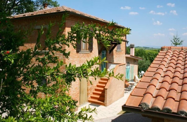 Panoramic villa surrounded by vineyards and olive groves, 6 km from Montepulciano. Ideal for familie