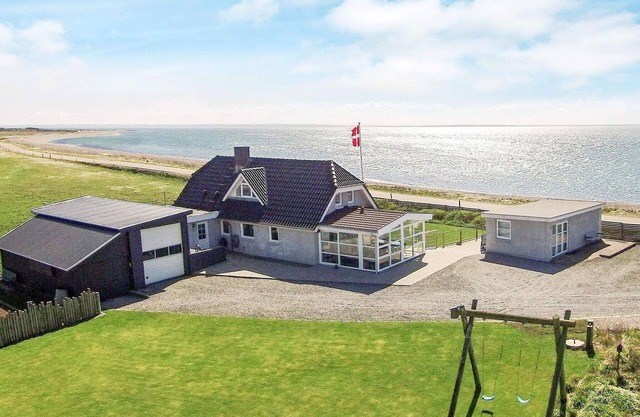 Panoramic Waterside Retreat-By Traum