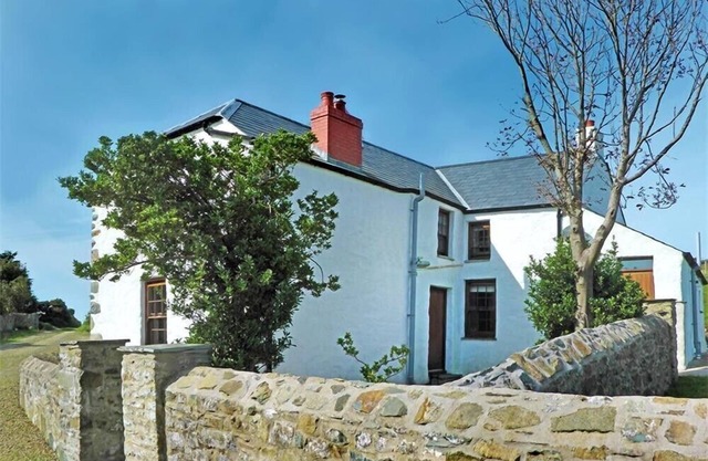PANTEURIG FARMHOUSE, family friendly, with open fire in Goodwick