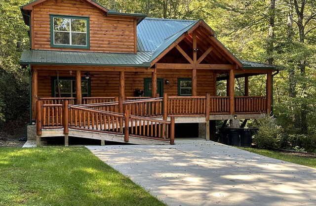 Papa Bear’s Retreat, Cedar Falls, 2 BD, 3 BA, Queen Bunk Bed in loft, Fireplaces
