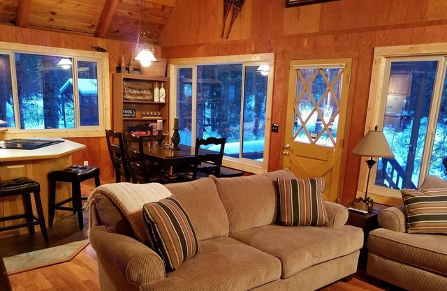 Papa John’s Lakeside Cabin- Payette Lake Access, Dock Space