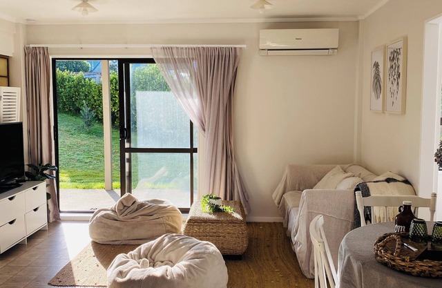 Papamoa Beach-Step to the water, restaurants & cafen2 Bdrm lower level apartment