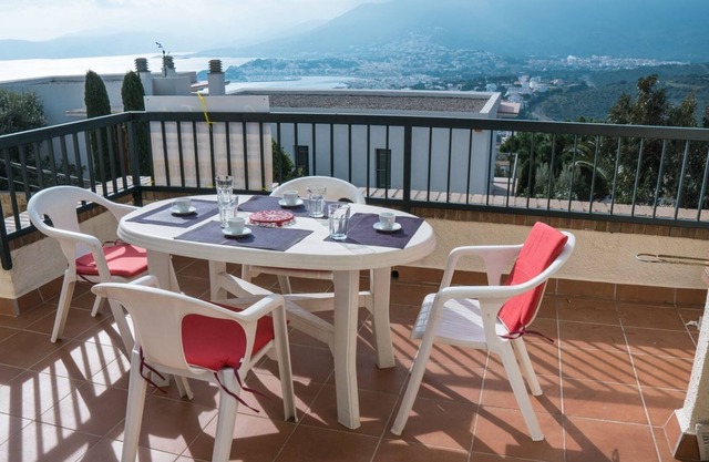 PARADÍS II - Apartment with panoramic views and swimming-pool in Llançà