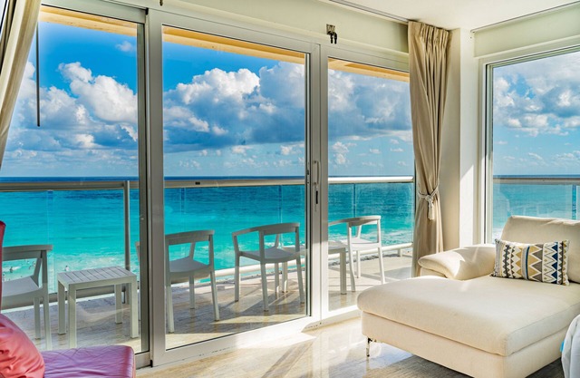 Paradise Beachfront & Nightlife Heart