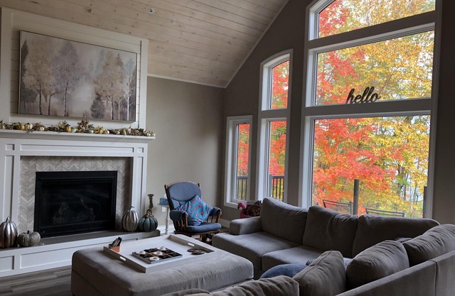 Paradise Cove Lakefront Cottage