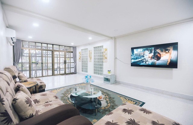 Paradise Found:4BR, 6 min to Lee Garden