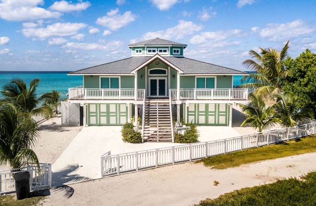 Paradise found on the Beach in South Bimini, Oceanfront 3/3 House