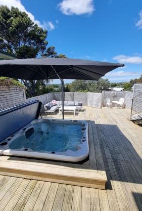 Paradise on the Shore Auckland with large Spa Pool