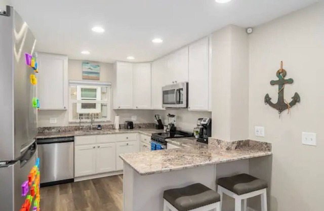 ‘Paradise Palms 104’ Beautifully remodeled VERY large efficiency w/private patio
