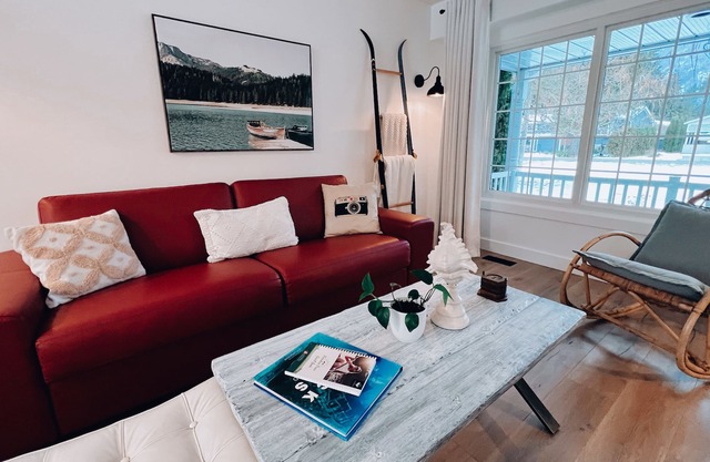 Paradise Pines- Modern Mountain Farmhouse w Cedar Sauna-lots of Parking