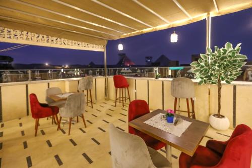 Paradise Pyramids View INN