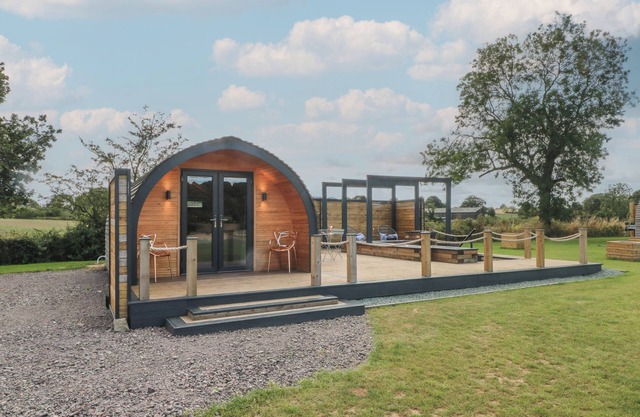 PARADISE, romantic, with hot tub in Hodnet