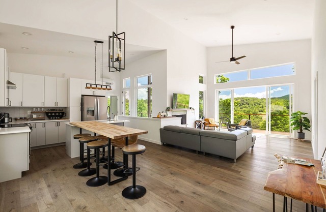 Paradise View: Dog-friendly mountain retreat for 8 with 4 bedrooms, 3 baths, game room, and stunning views.