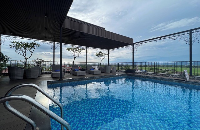 Paragon Noi Bai Hotel and Pool