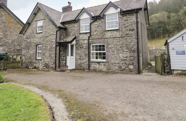 PARC COTTAGE, family friendly, with hot tub in Llanwddyn