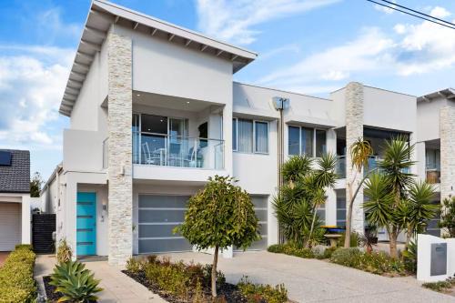 Parea on Cavendish - Luxe Beachside Living