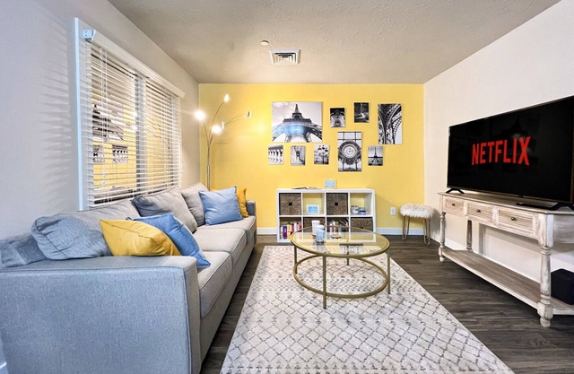 PARIS - 2 beds/Free garage parking/Downtown Salt Lake City