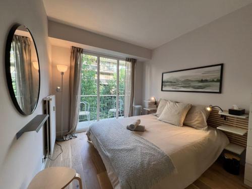 Parisian Charm Close Trocadero