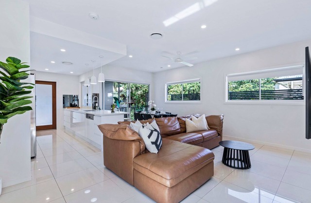 Park Avenue Luxe Chic Townhouse Sleeps 9, Carpark