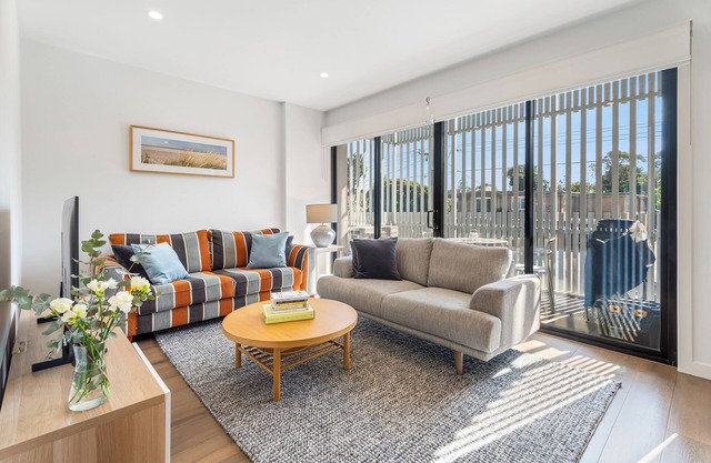 Park Life: Elegant & Sun-Filled 2-Bed 2-Bath Home