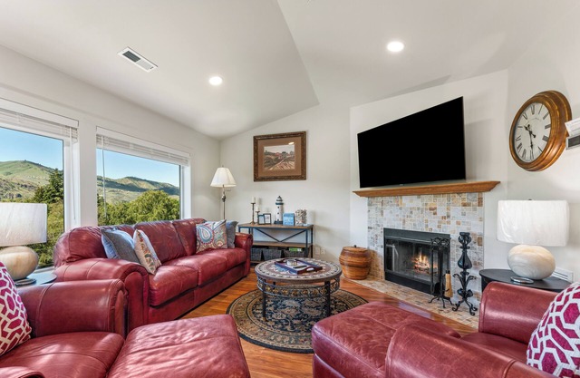 Park Pointe A302 - Community Pool/Hot tub!