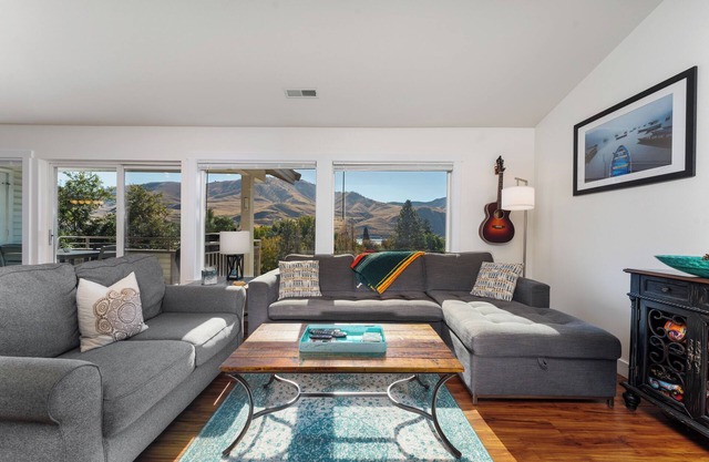 Park Pointe B302- Community Pool and Hot Tub!