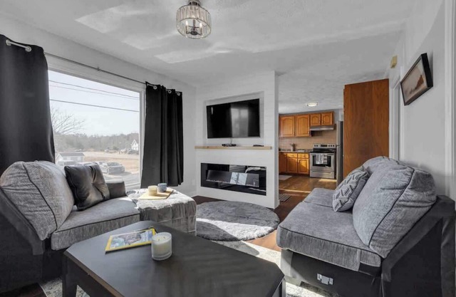 Parks Street Retreat! Sleeps 9 - 2 full bathrooms
